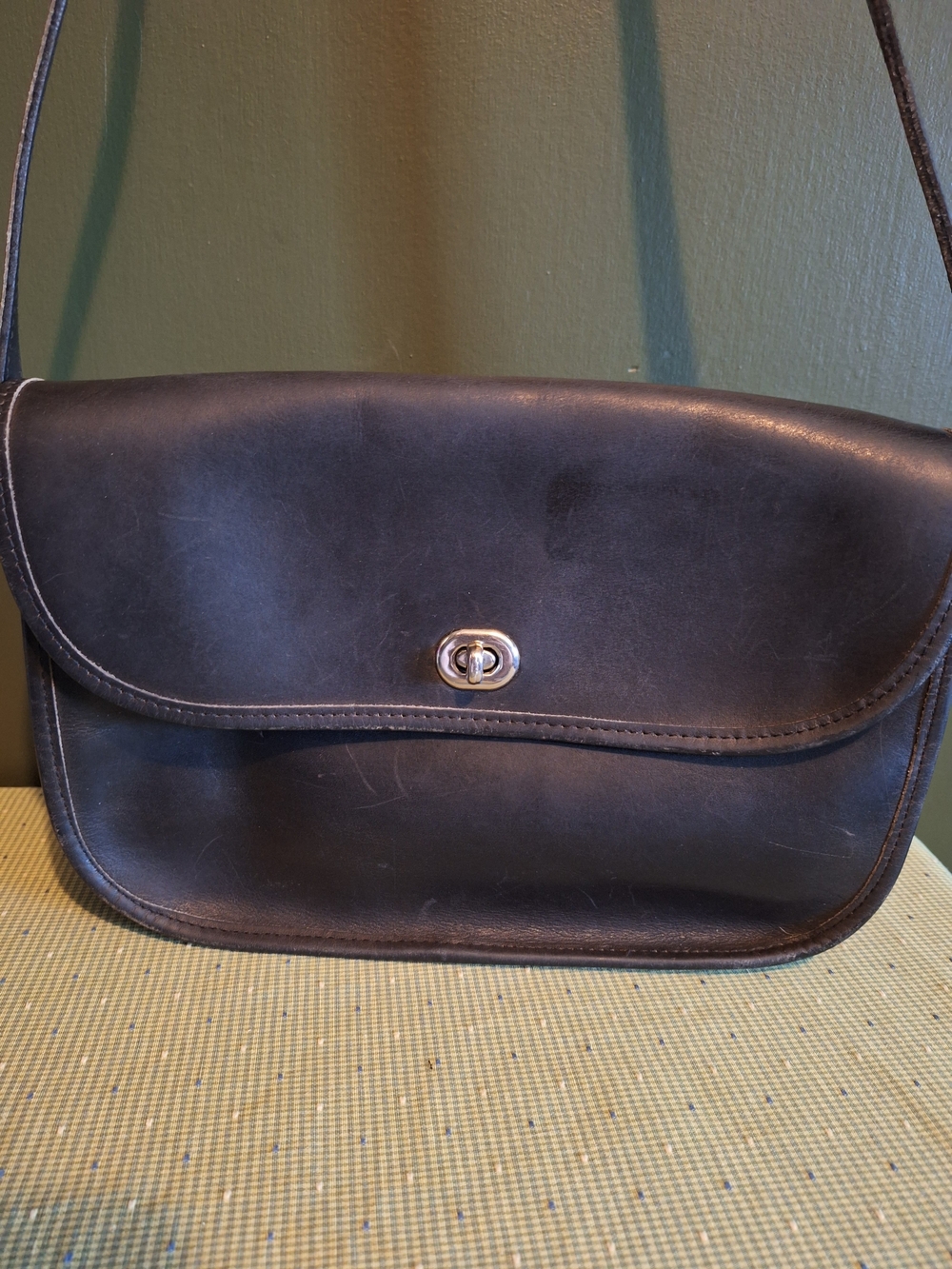 Vintage Leather Crossbody Bag Turn Lock Satchel in Black - Picture 2 of 9